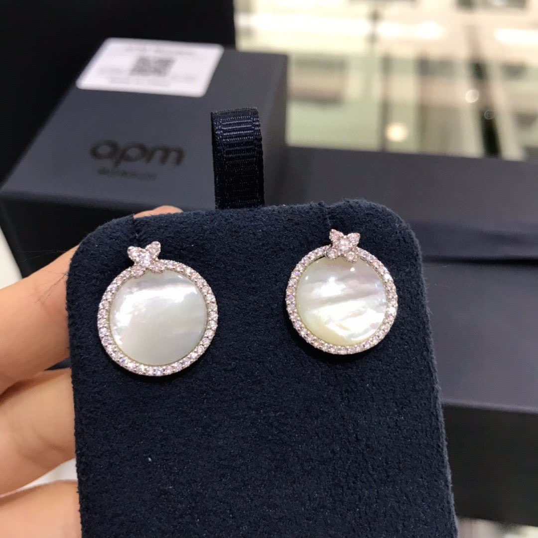 Van Cleef & Arpels Elegant White Pearl Stud Earrings with Diamond Accents